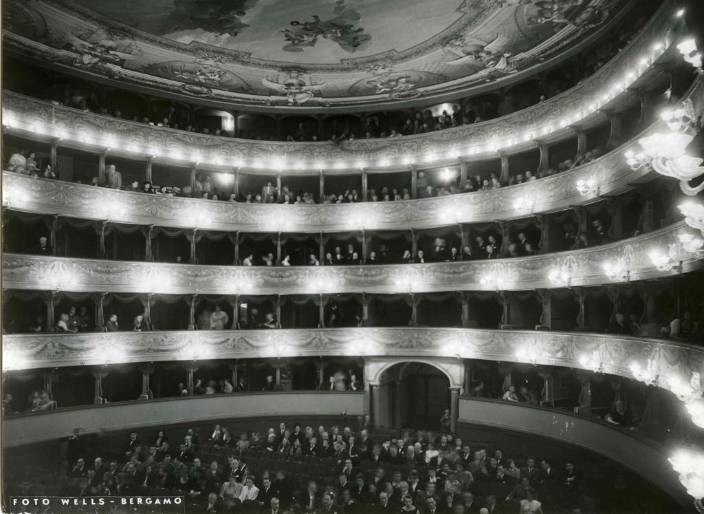 Pubblico A Teatro Donizetti · Historify