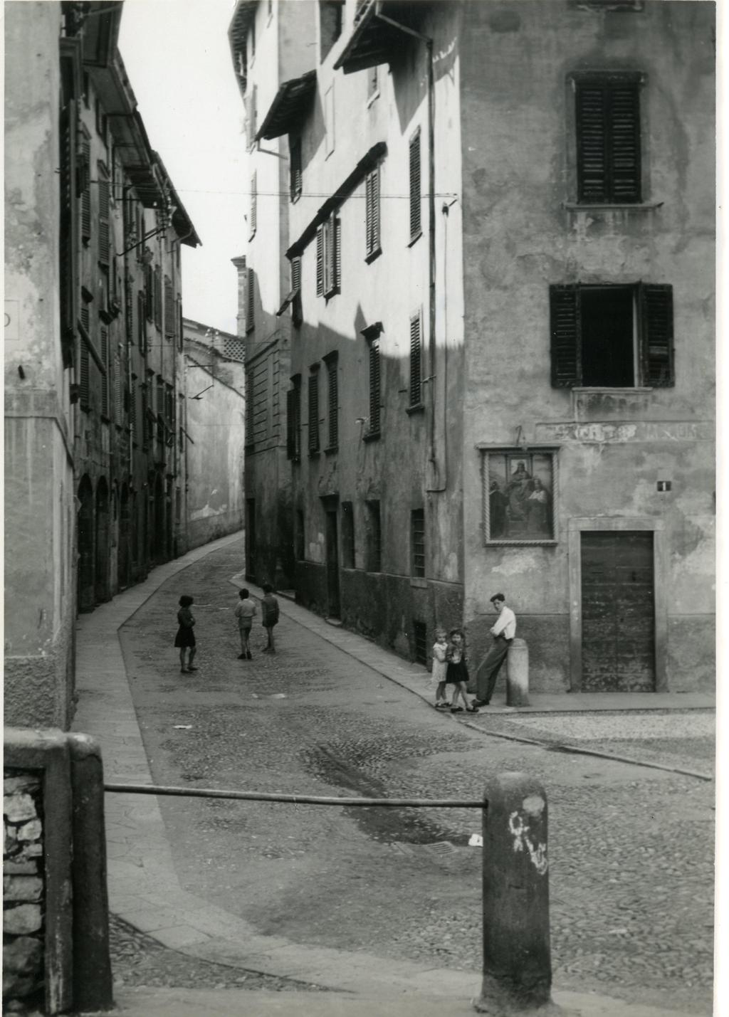 Bambini in Via Arena · Historify