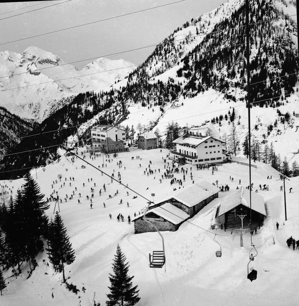 Rifugio Con Sciatori · Historify