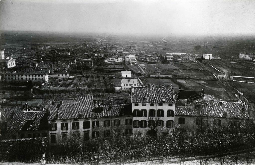 Veduta sulla città · Historify