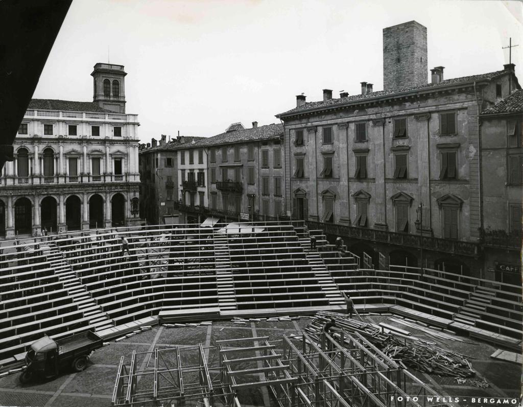 Lavori In Piazza Vecchia · Historify