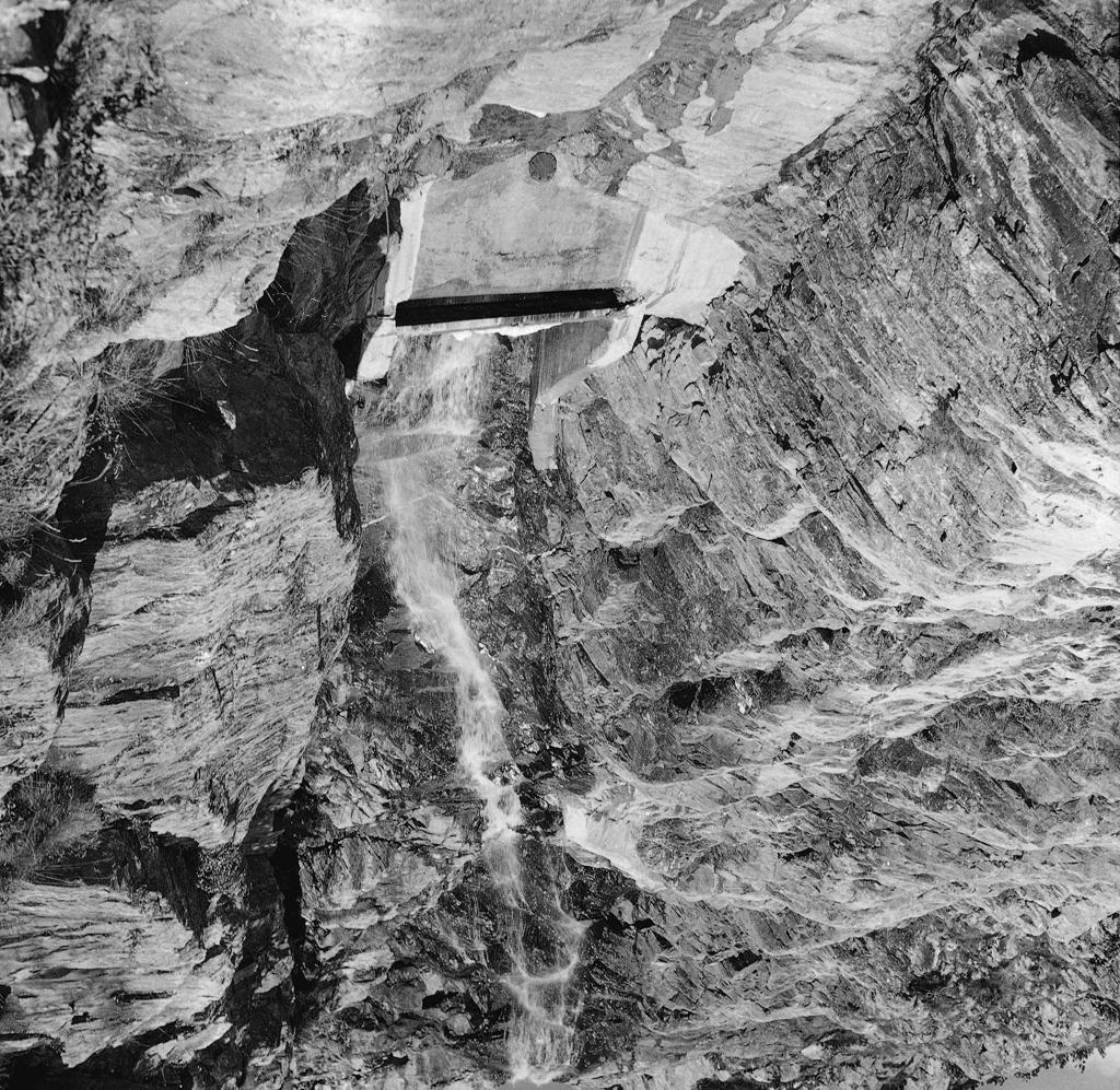 Ruscello tra le rocce · Historify
