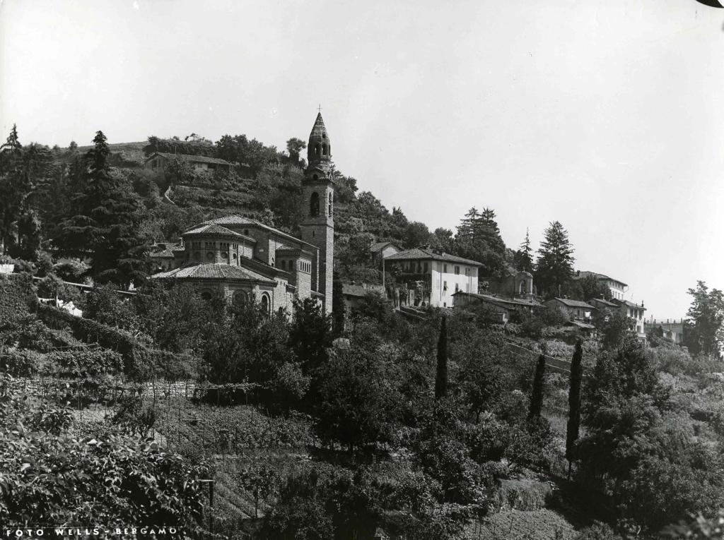 Retro Tempio Dei Caduti · Historify