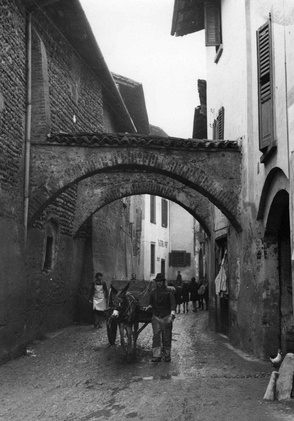 In Paese Col Carretto · Historify