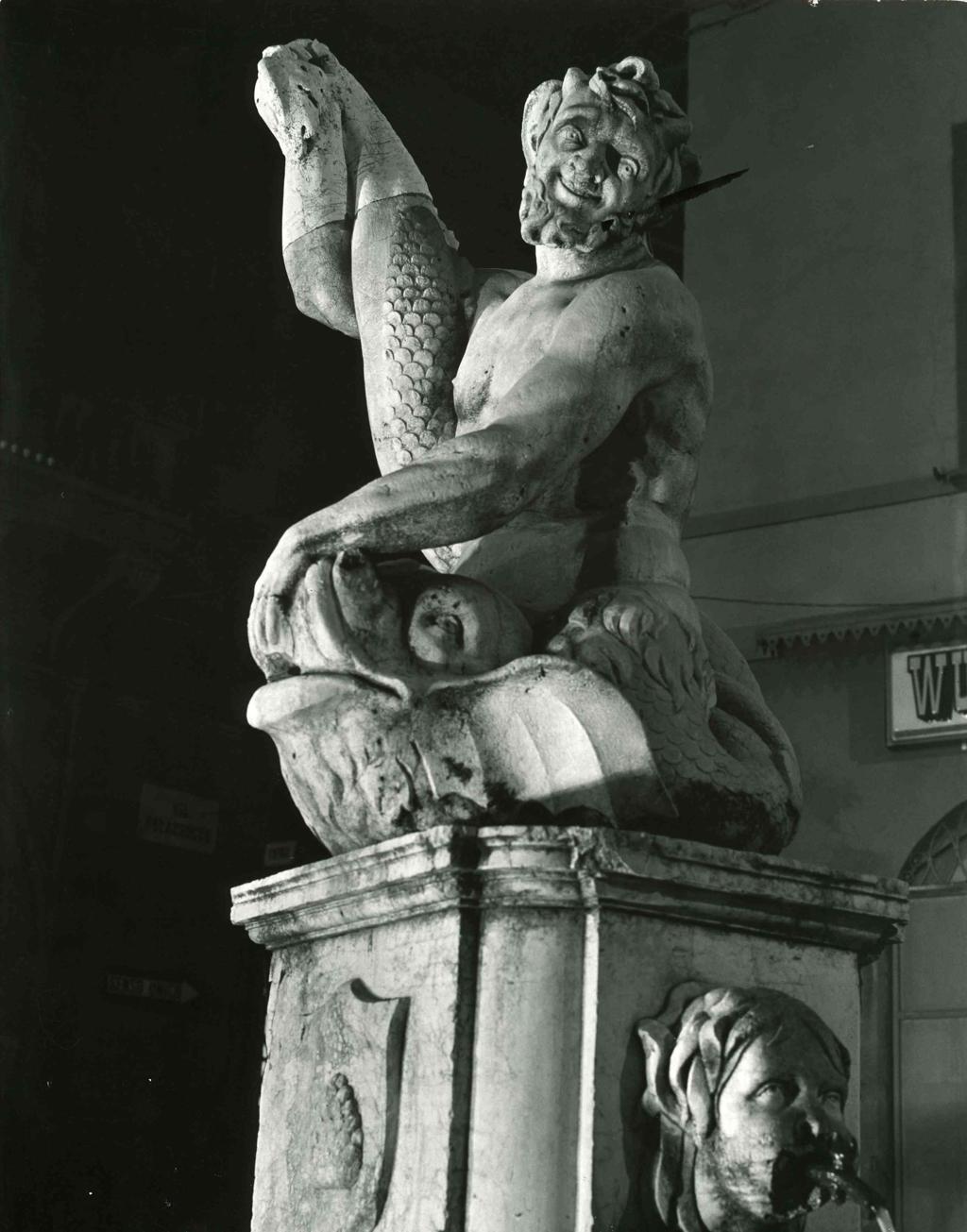 Fontana Del Delfino, Bergamo · Historify