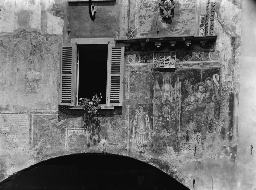 Particolare affreschi del Palazzo Comunale di Clusone · Historify