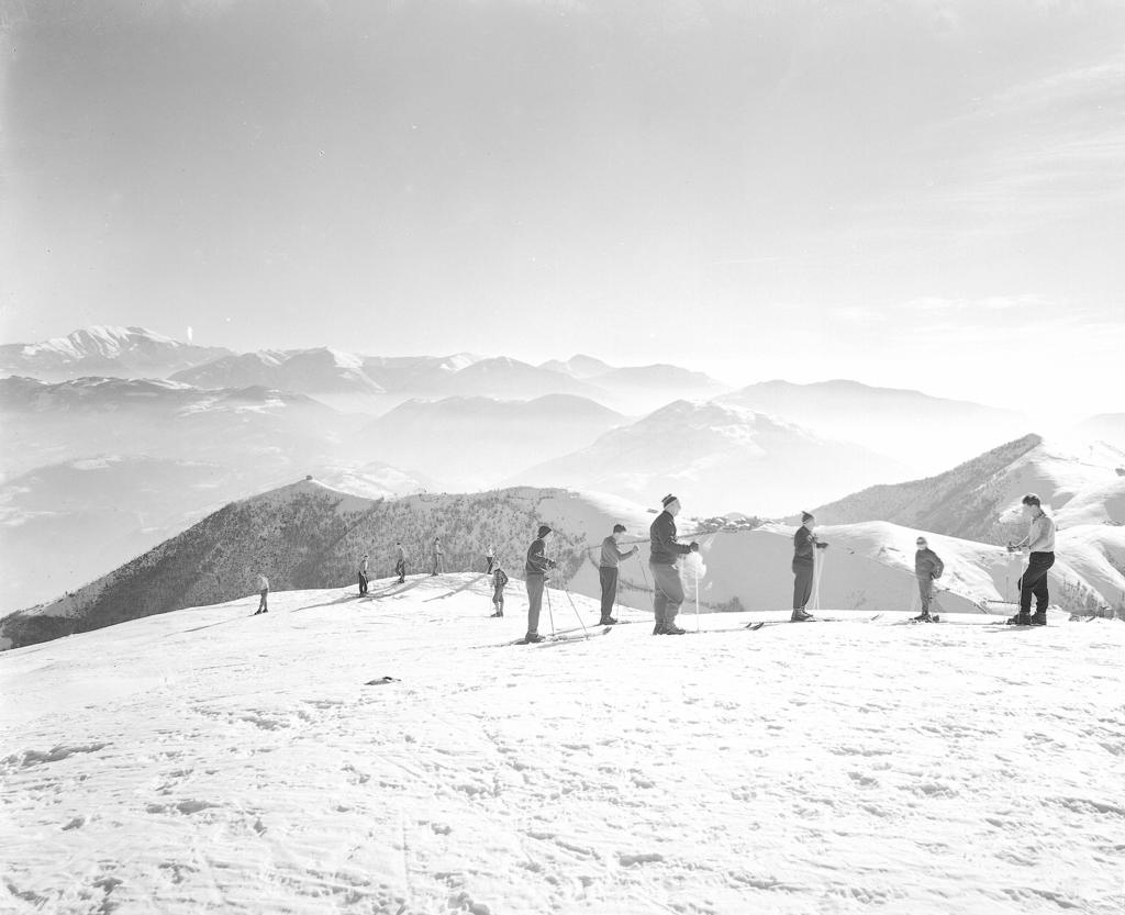 Sciatori in vetta al Monte Poieto · Historify