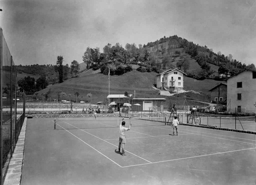 Partita di tennis a Clusone · Historify