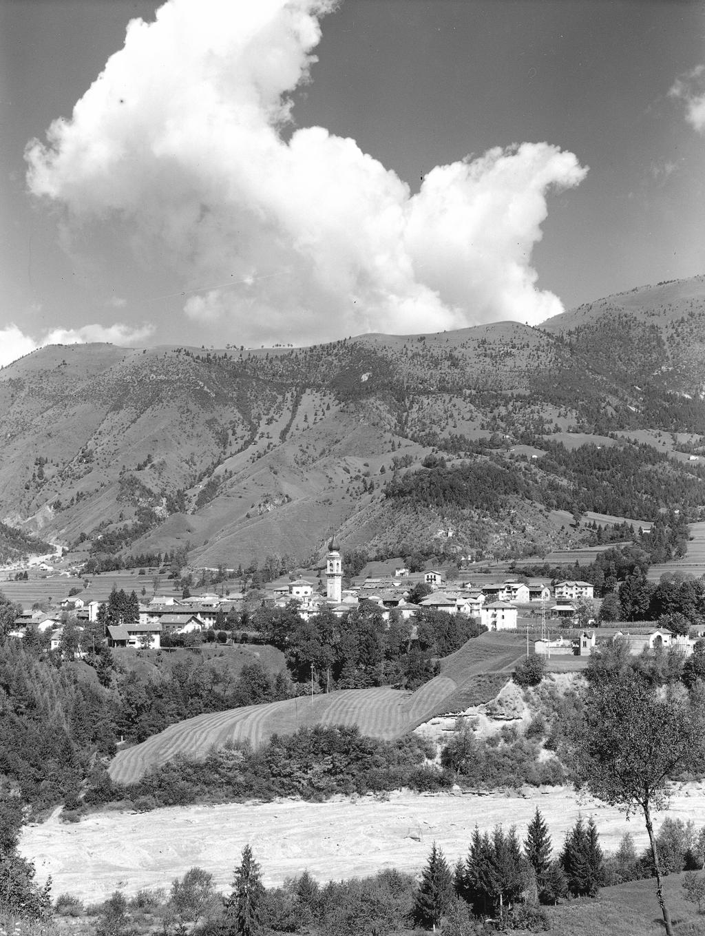 Paesaggio, Paese Con Montagne Sullo Sfondo · Historify