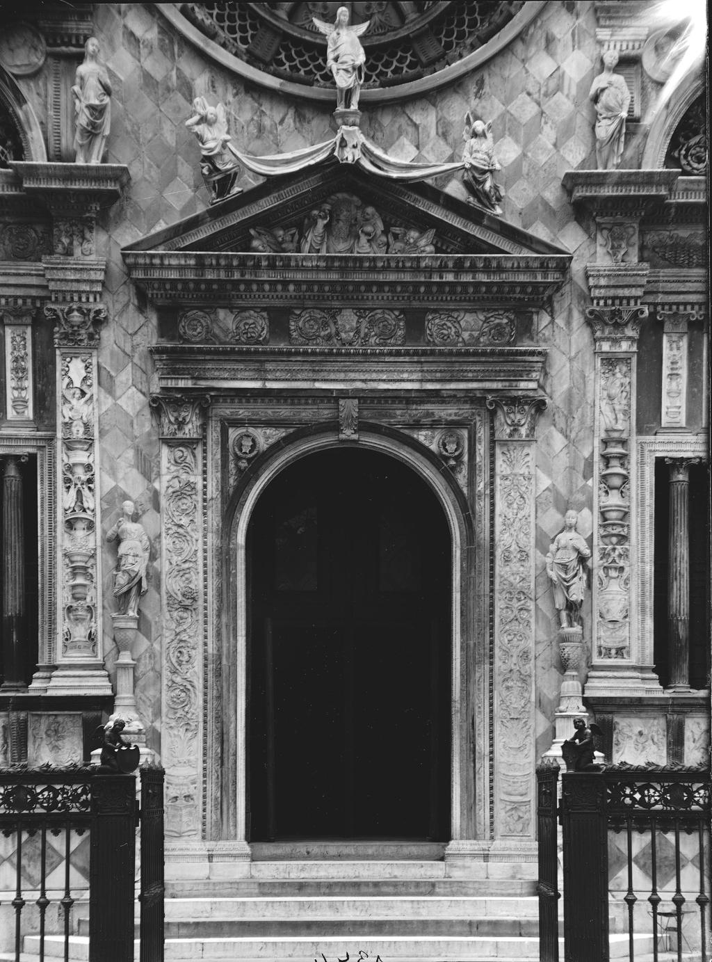 Ingresso della Cappella Colleoni · Historify