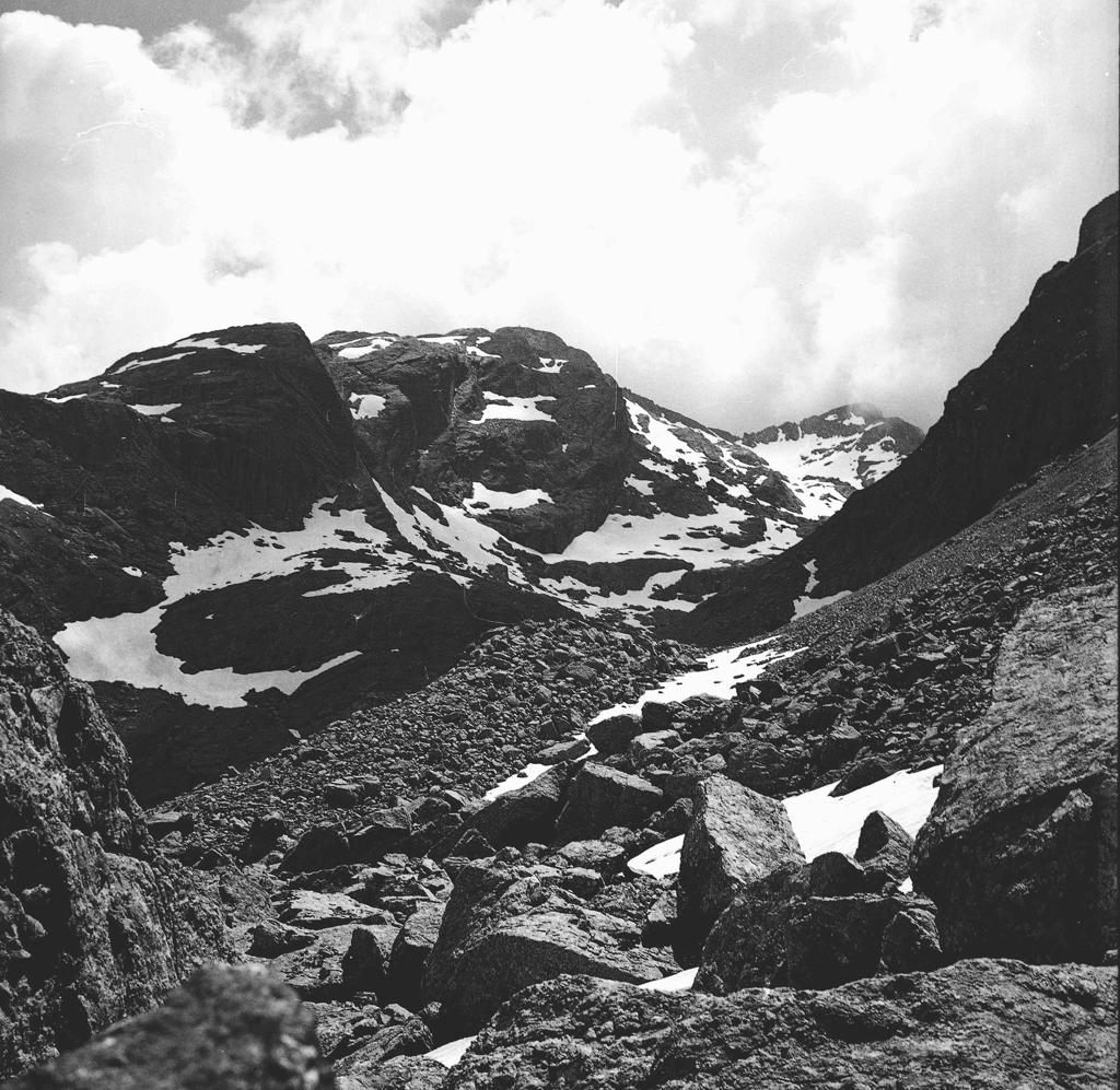 Versante roccioso e innevato · Historify