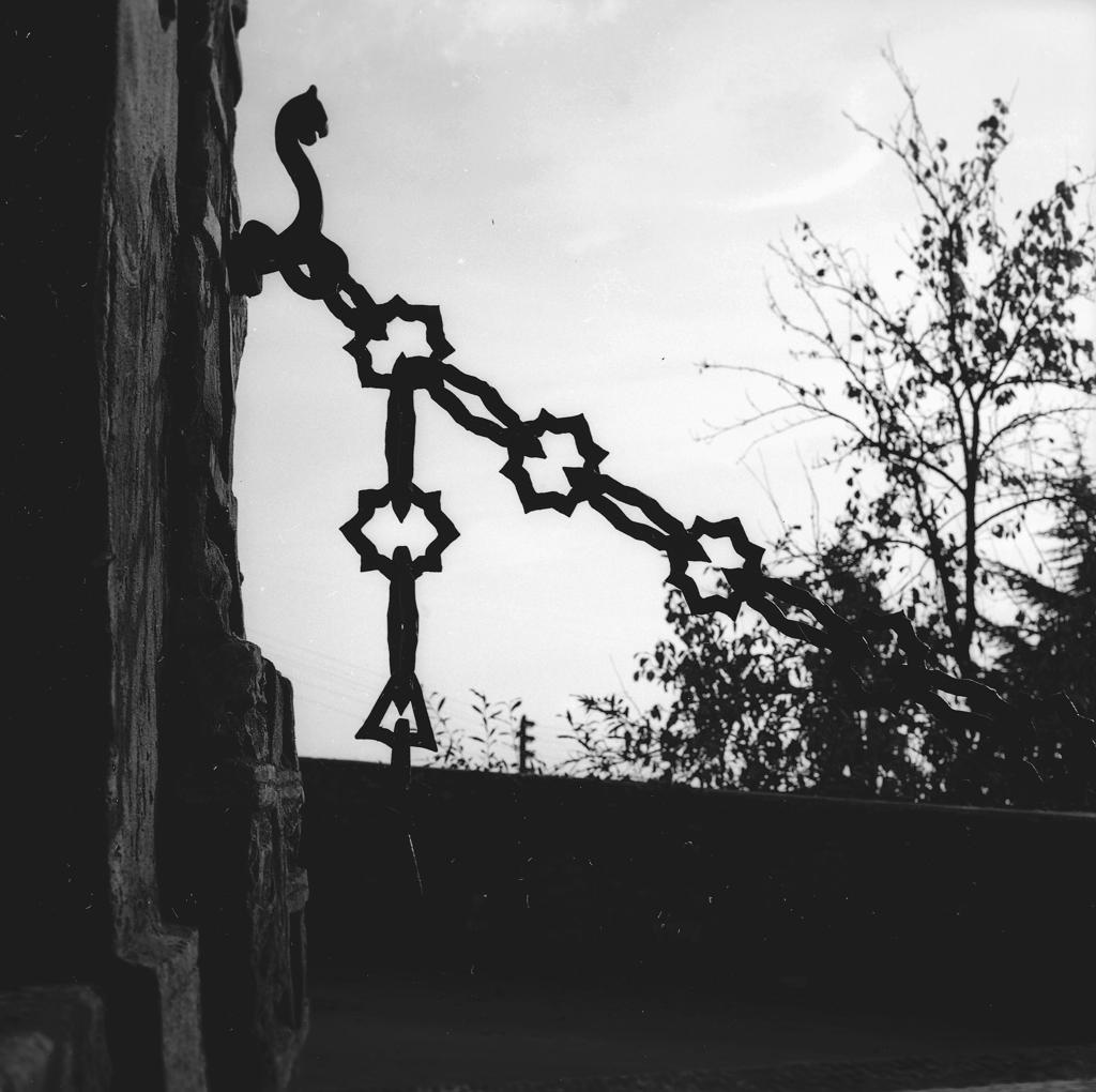 Dettaglio di catena di palazzo · Historify