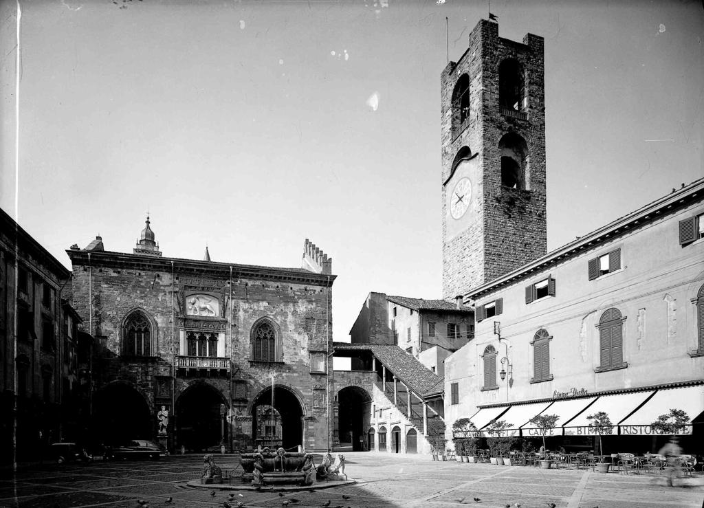 Piazza Vecchia · Historify
