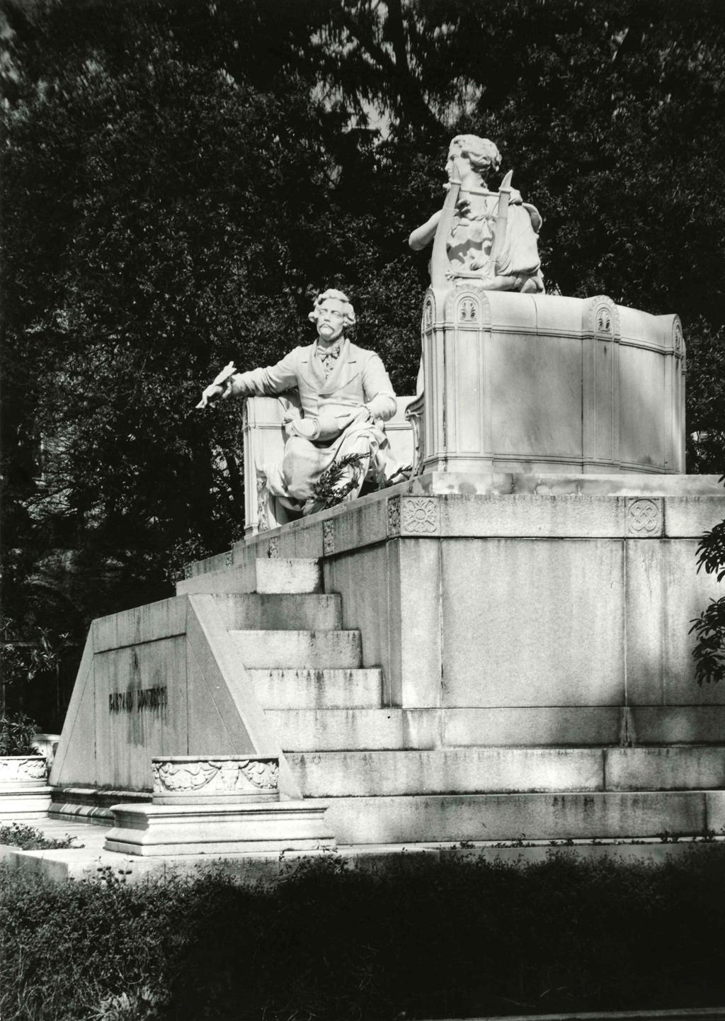 Monumento A Gaetano Donizetti · Historify