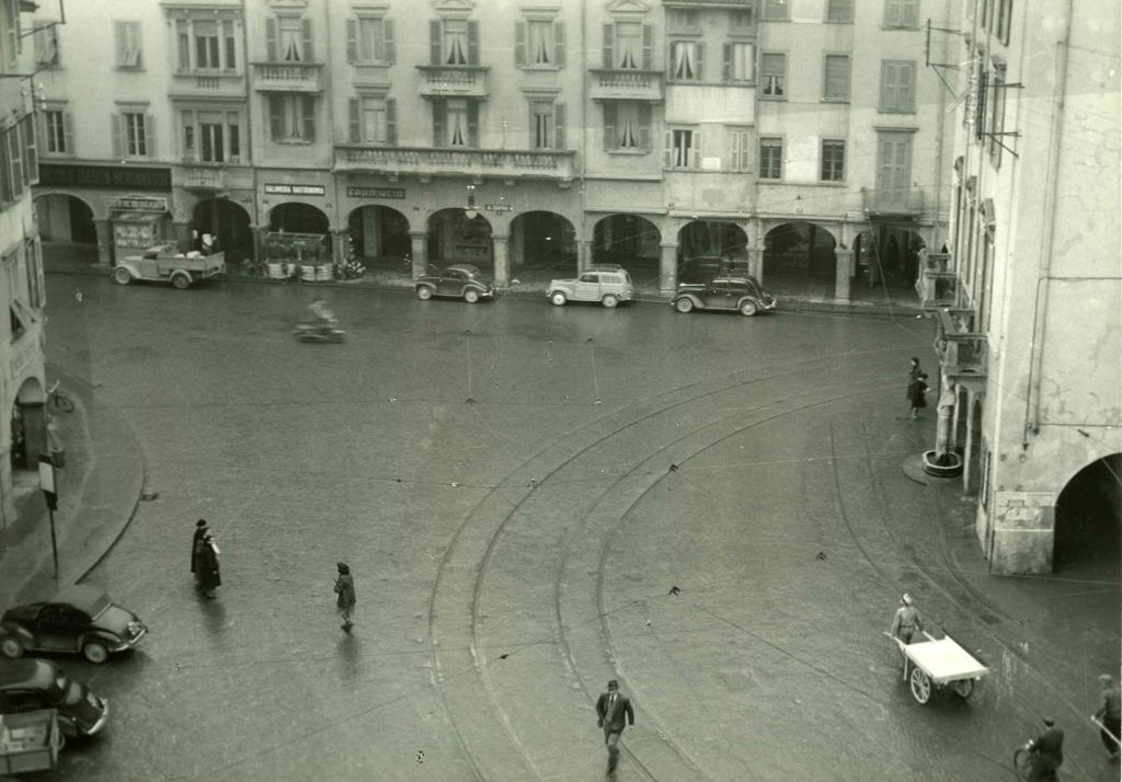 Vista Sui Portici Di Piazza Pontida · Historify