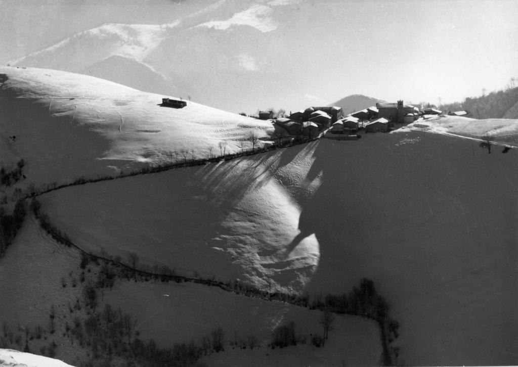 Panorama del borgo di Ganda innevato · Historify
