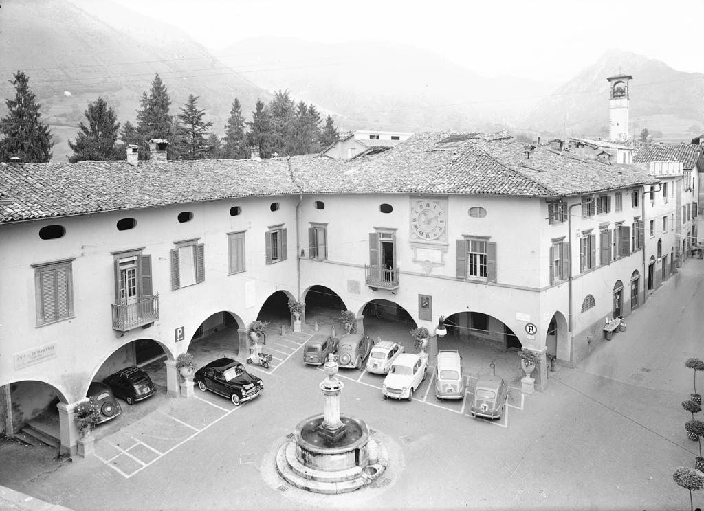 Piazza Del Comune · Historify