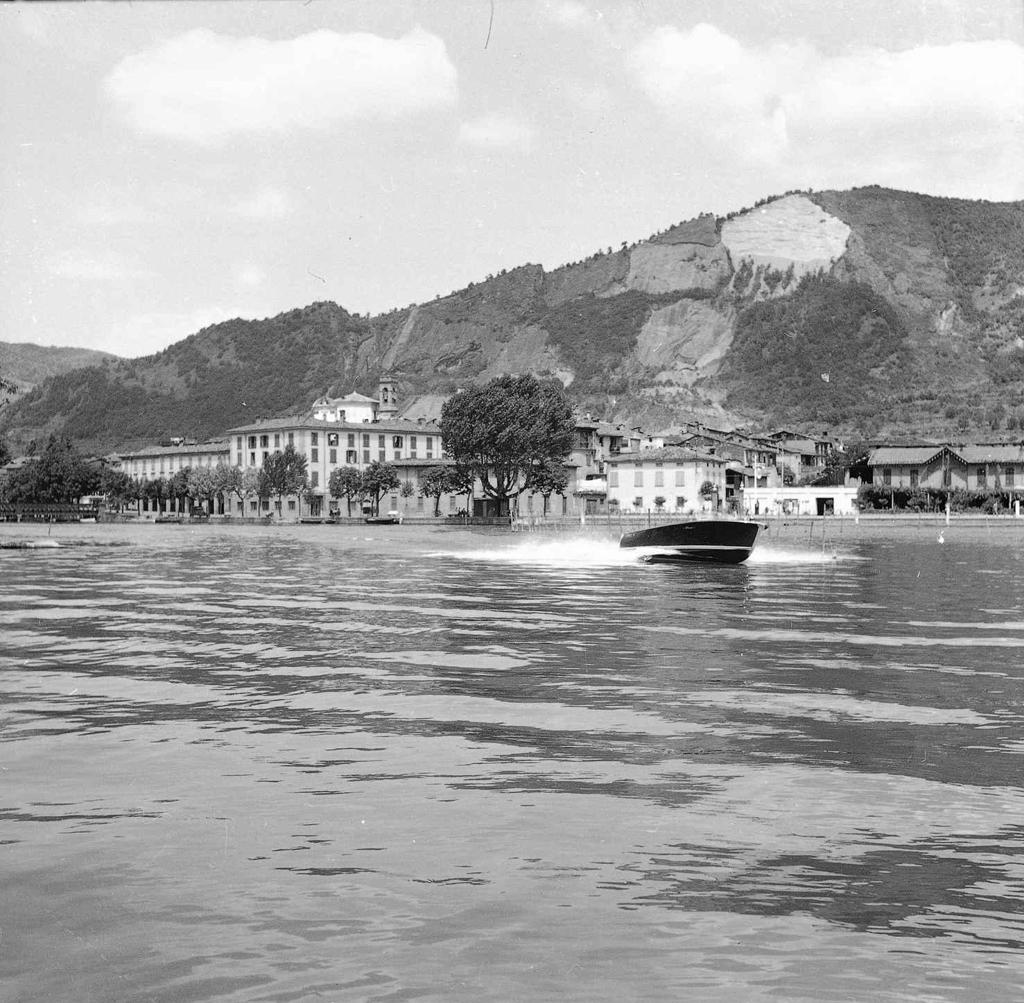 Paese In Riva Al Lago · Historify