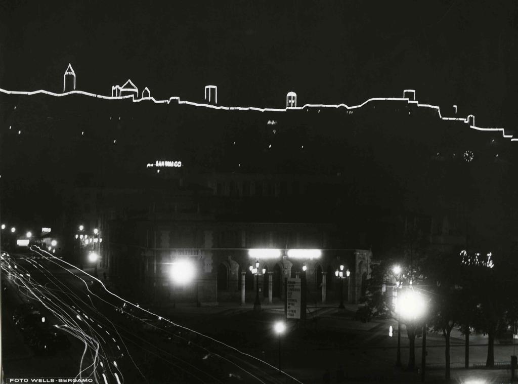 Scie Di Luce In Centro Città E Città Alta · Historify