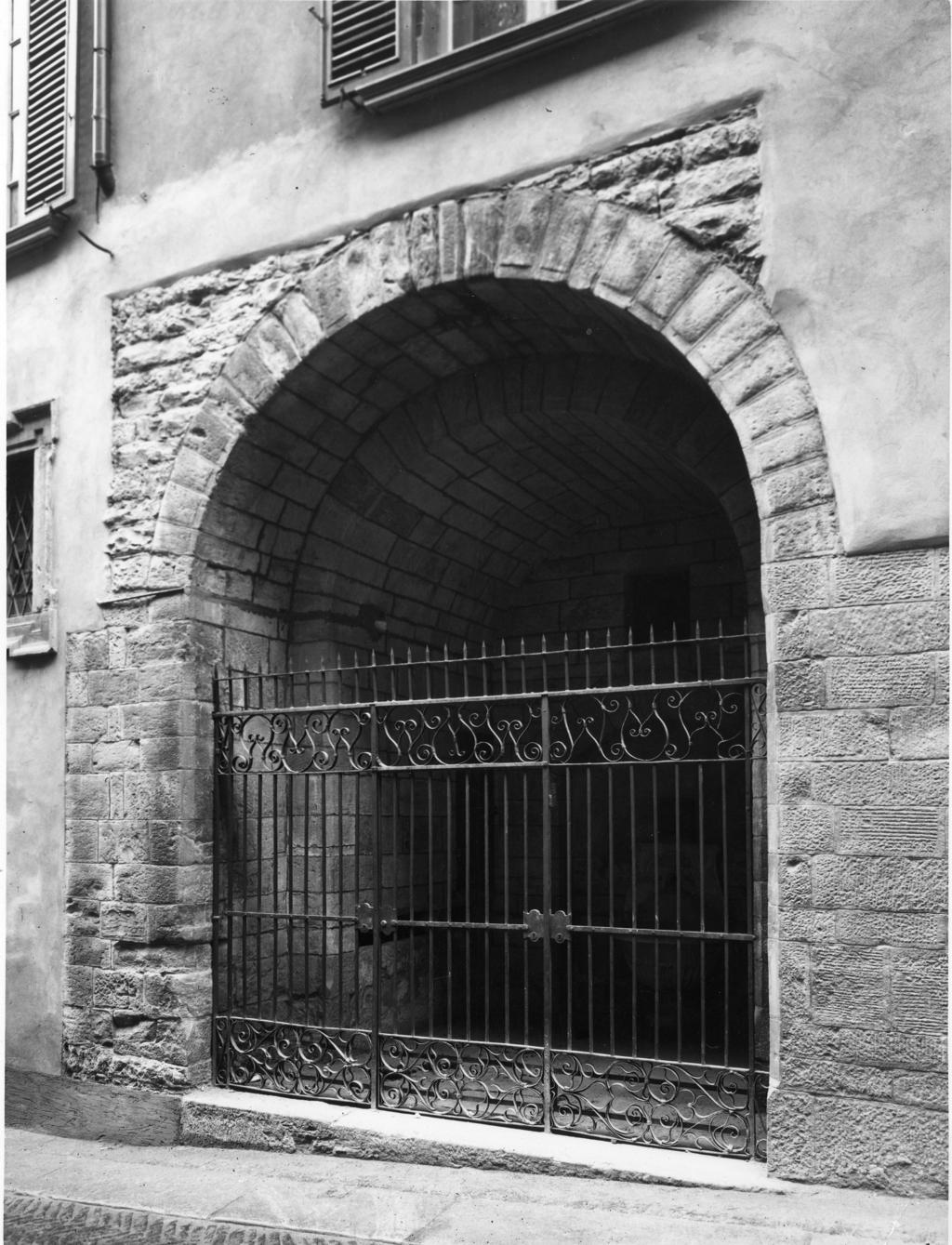 Arco della casa ex Milesi · Historify