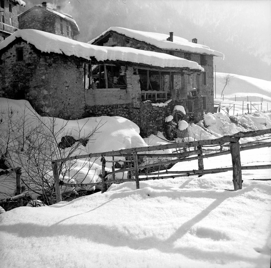 Cascine e stalle innevate · Historify