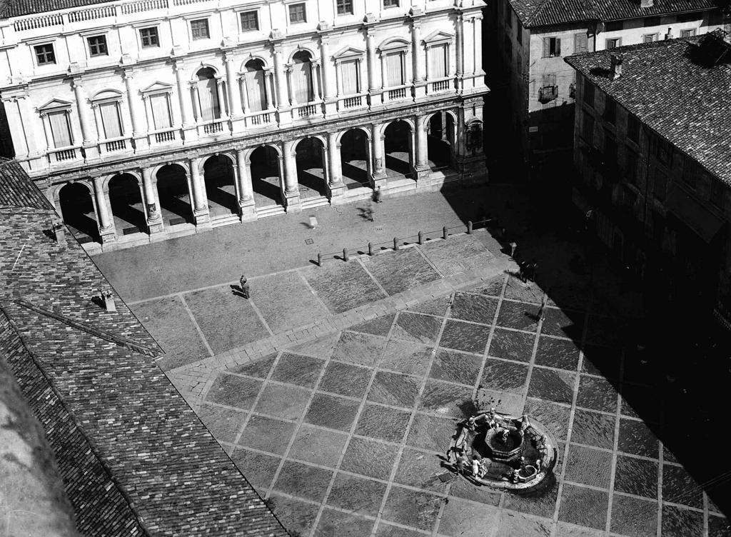 Piazza Vecchia · Historify