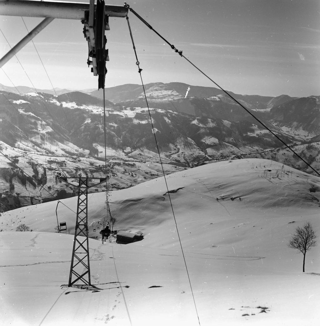 Piloni Seggiovia, Montagne Sullo Sfondo · Historify