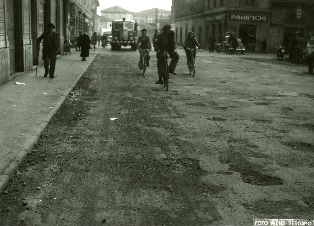 In bicicletta per le strade · Historify