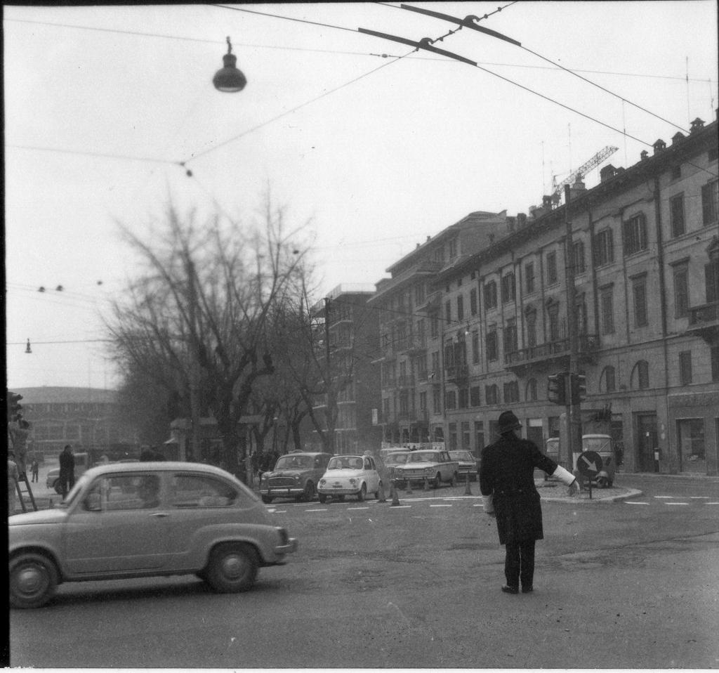 Vigile in Piazzale Oberdan · Historify