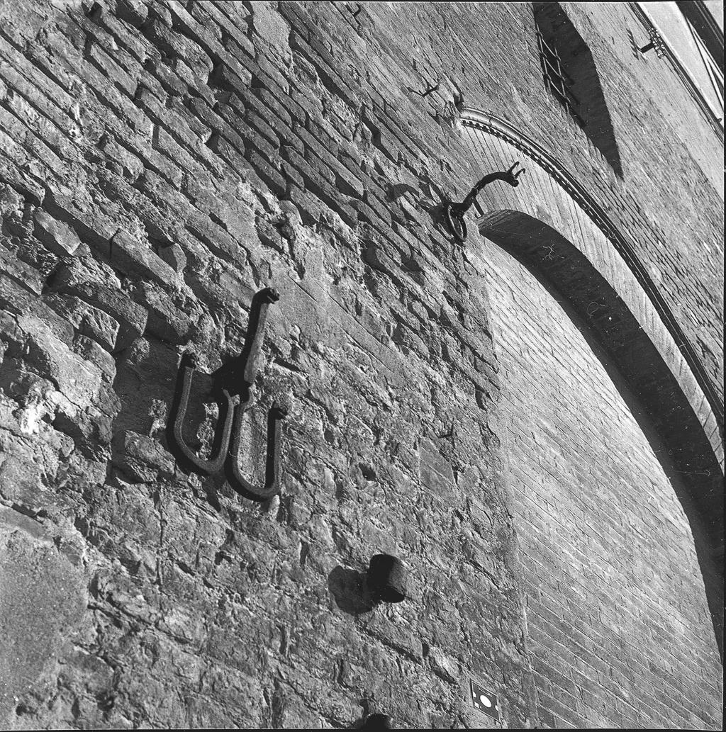 Dettaglio nel muro · Historify
