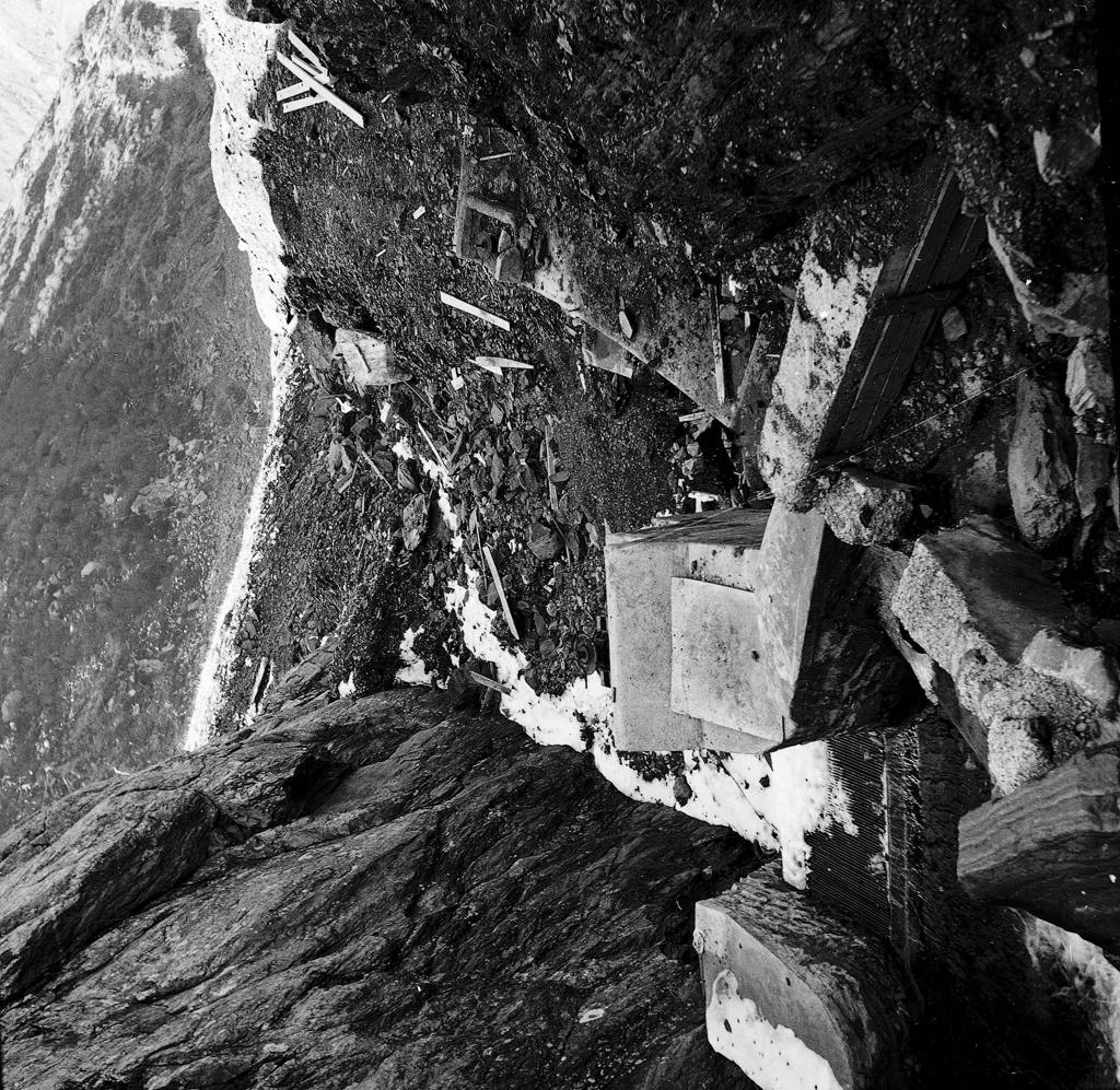 Detriti tra le rocce · Historify
