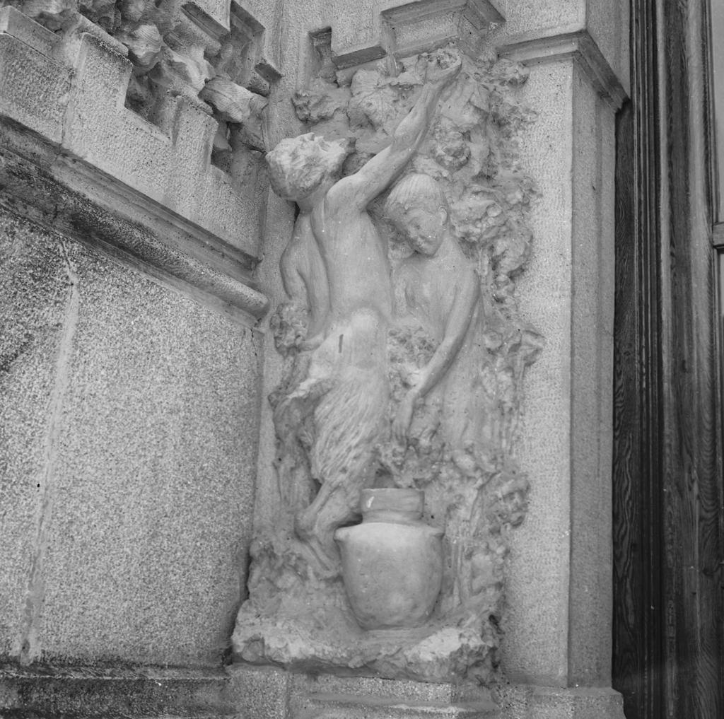 Altorilievo su colonna · Historify