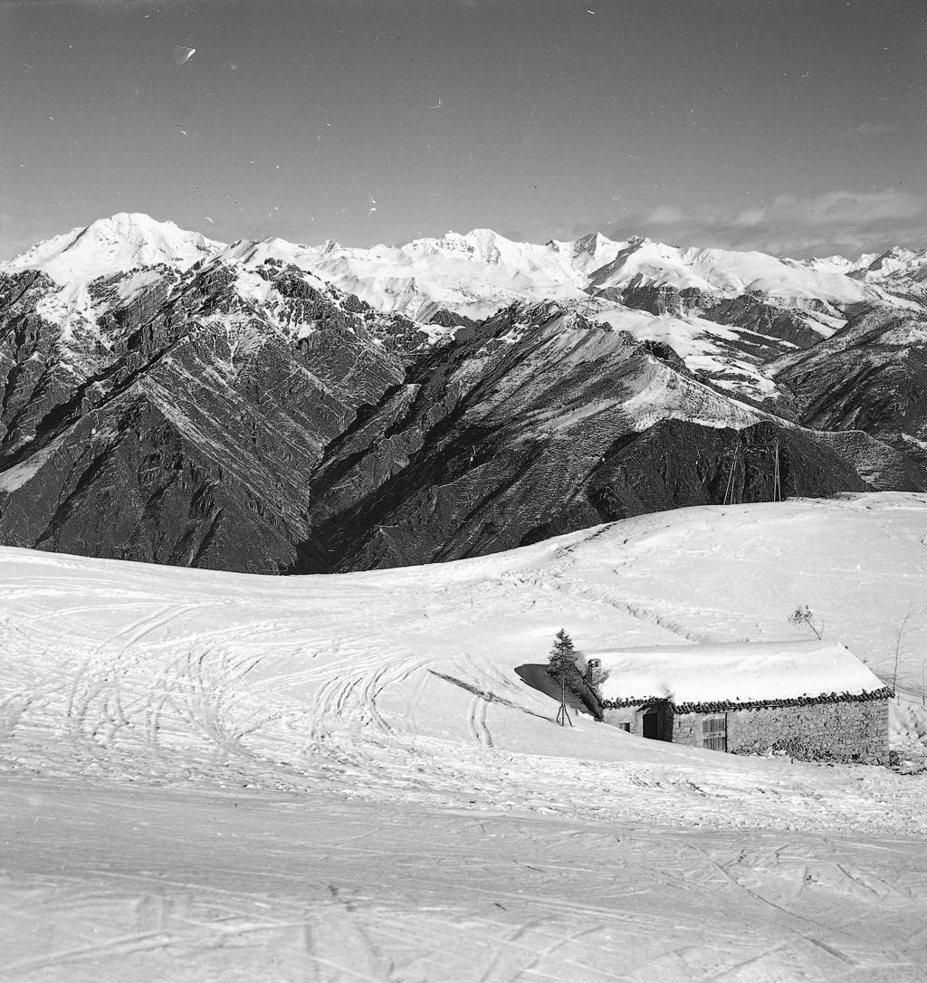 Rifugio, Montagne Sullo Sfondo · Historify