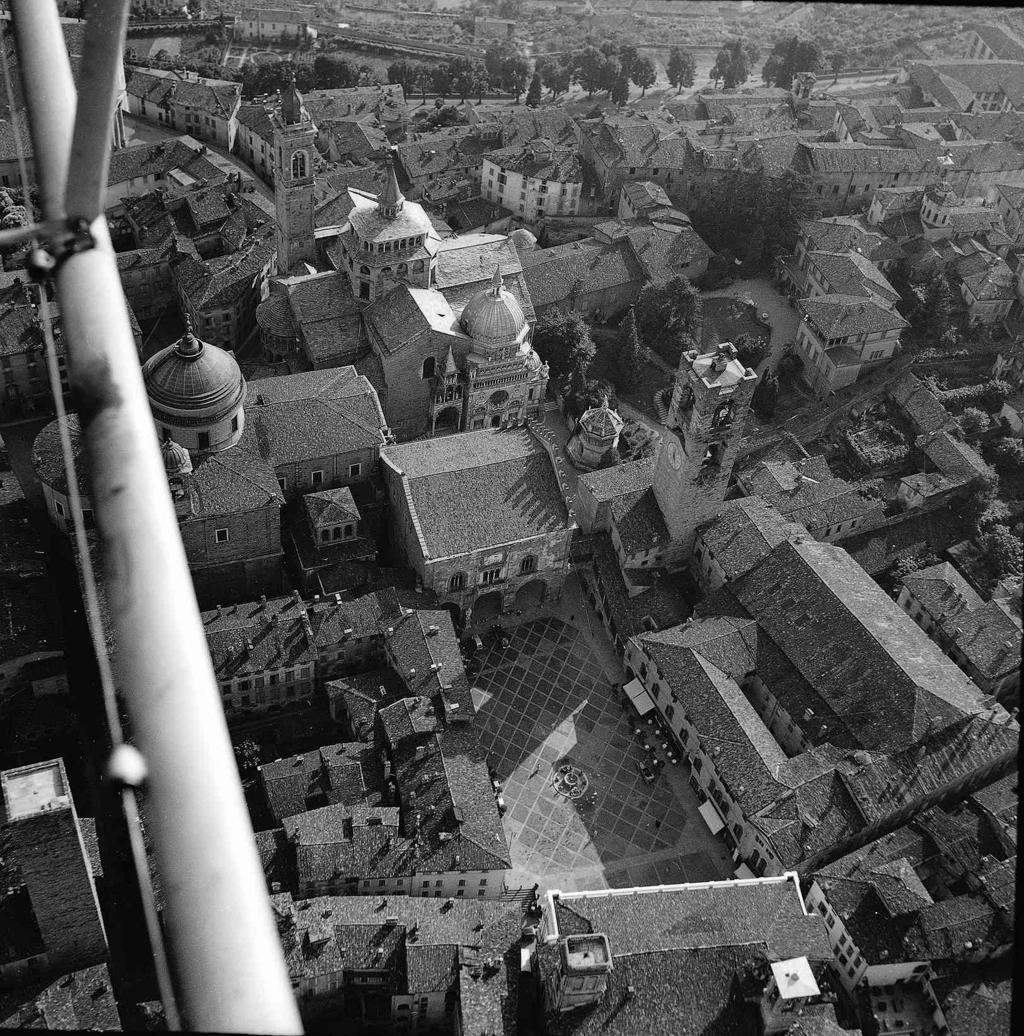 Piazza Vecchia Dall'Alto · Historify