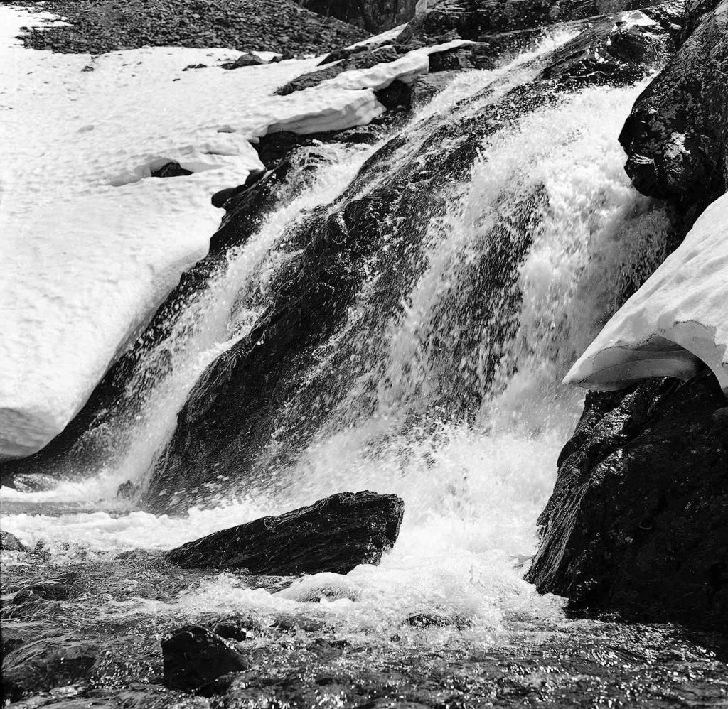 Cascata tra la neve · Historify