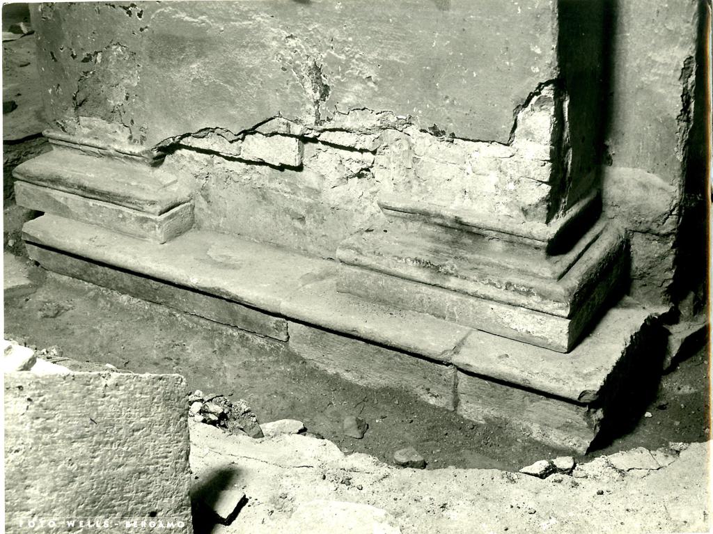 Dettaglio di basamento, Sant'Agostino · Historify