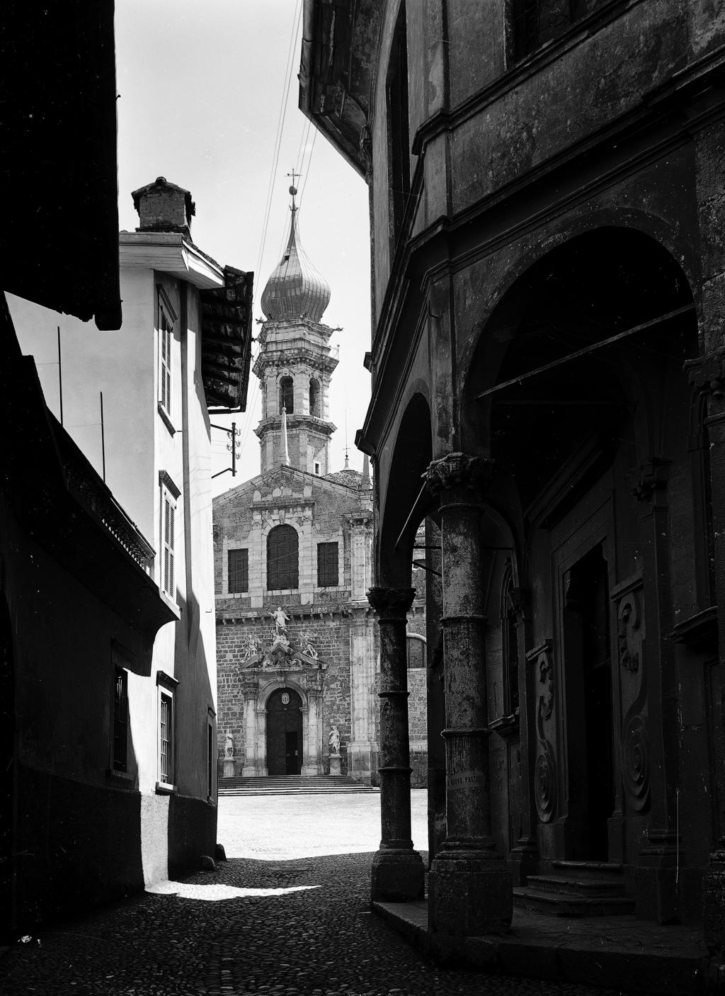 Basilica Di Santa Maria Assunta Vista Da Una Via · Historify