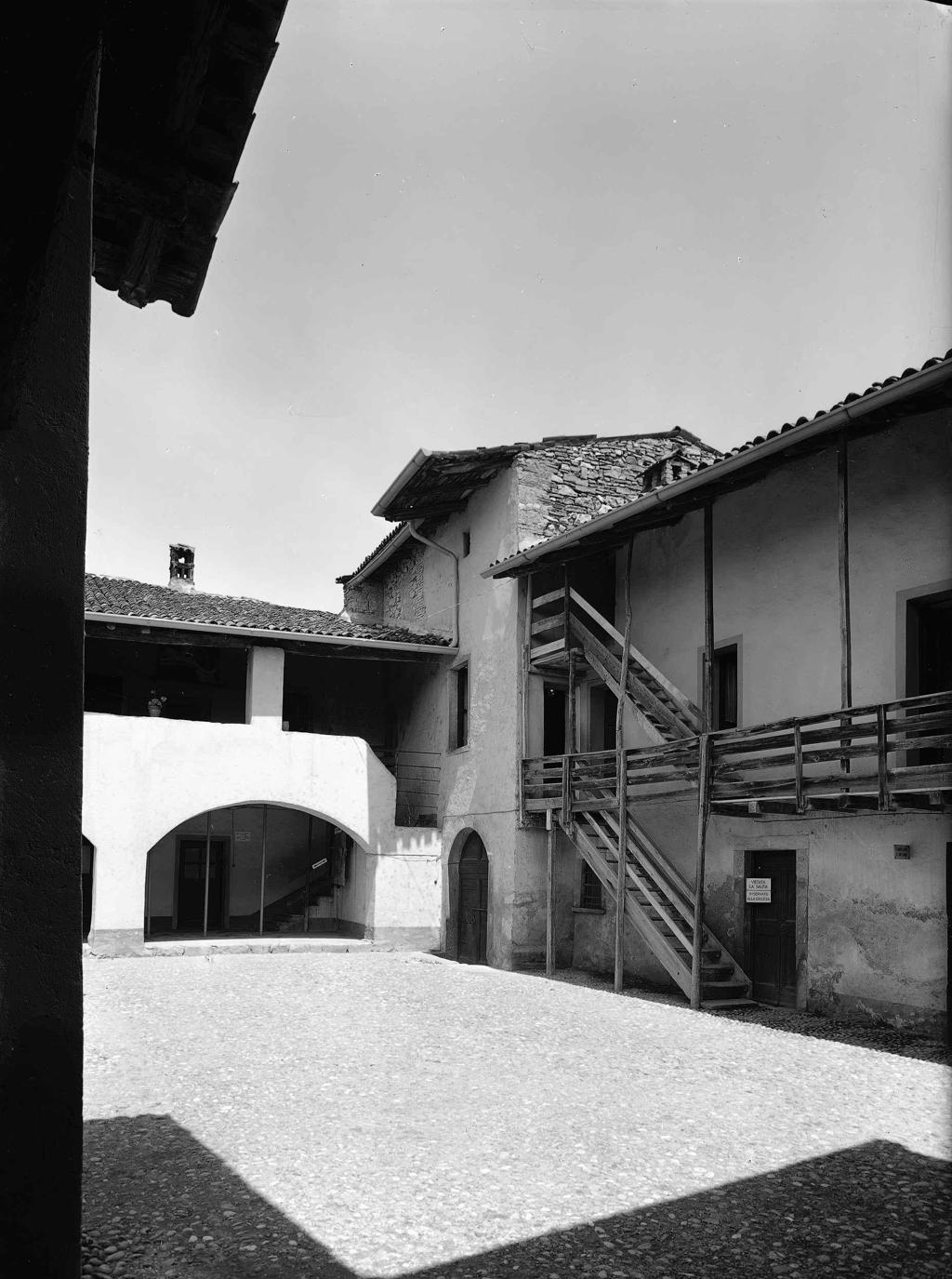 Cortile Della Cascina Colombera · Historify