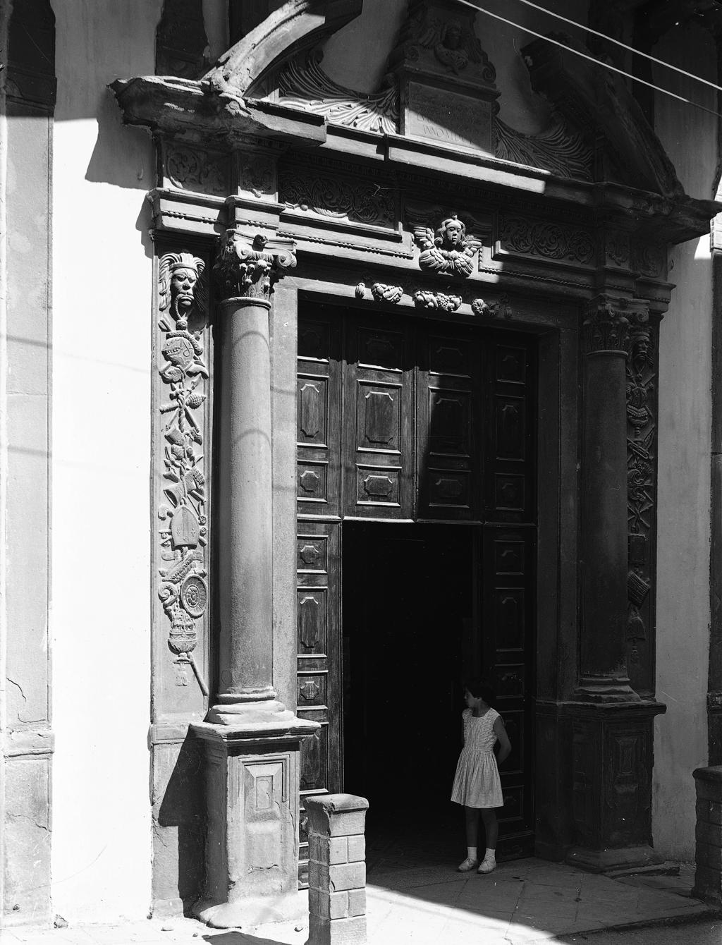 Bambina Vicino A Un Portone, Bassorilievi · Historify