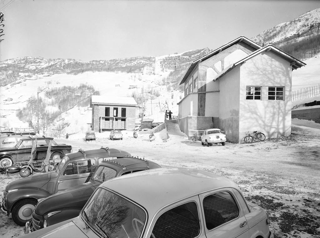 Parcheggio Auto, Case, Impianto Di Risalita Sullo Sfondo · Historify