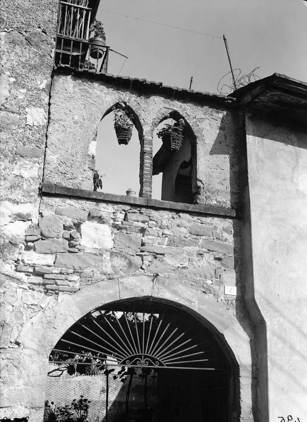 Bifore con fiori · Historify