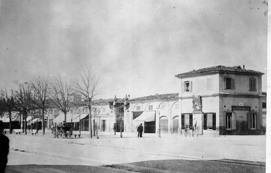 Paesaggio Urbano Con “Farmacia Terzi” · Historify