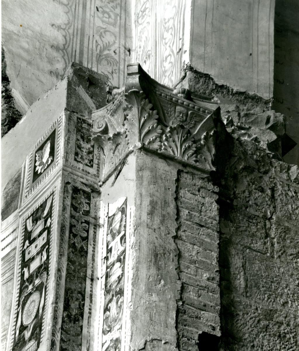 Dettaglio di capitello e affreschi, Sant'Agostino · Historify