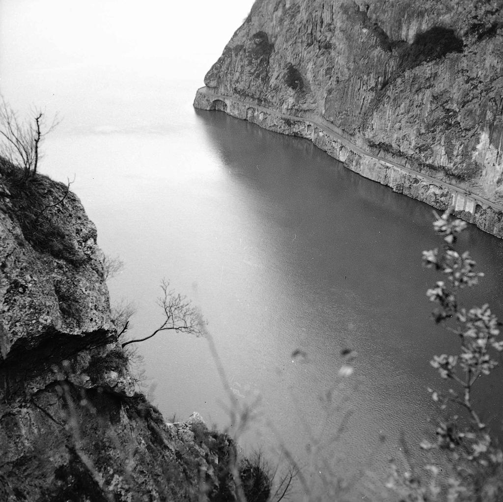 La strada nella roccia sul lago d'Iseo · Historify