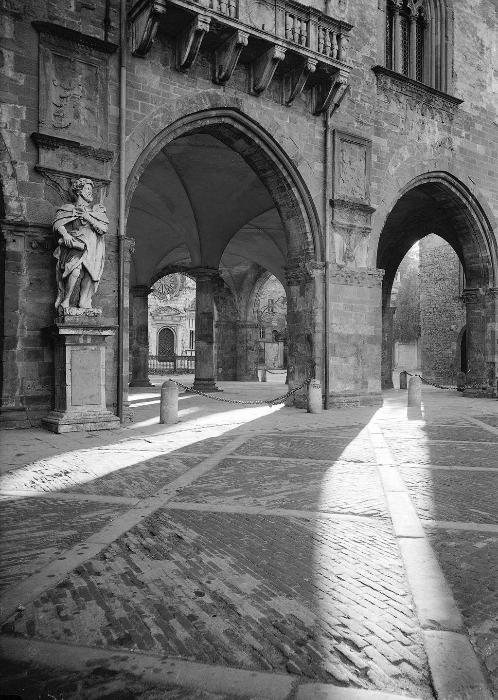 Portici Di Piazza Vecchia · Historify