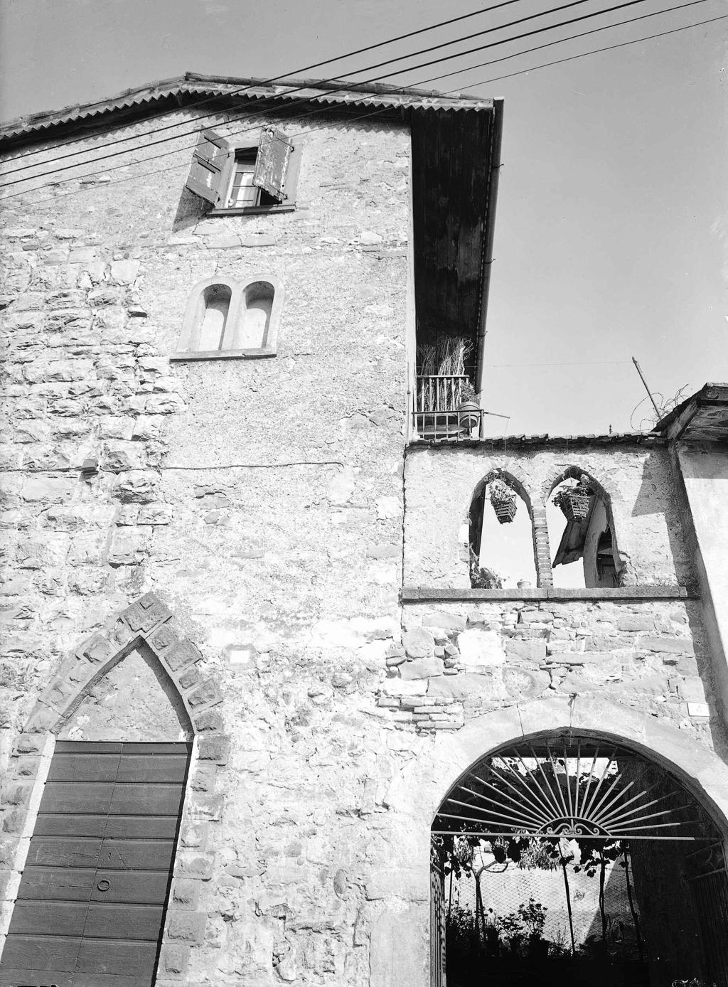 Palazzo Con Bifore E Fiori · Historify