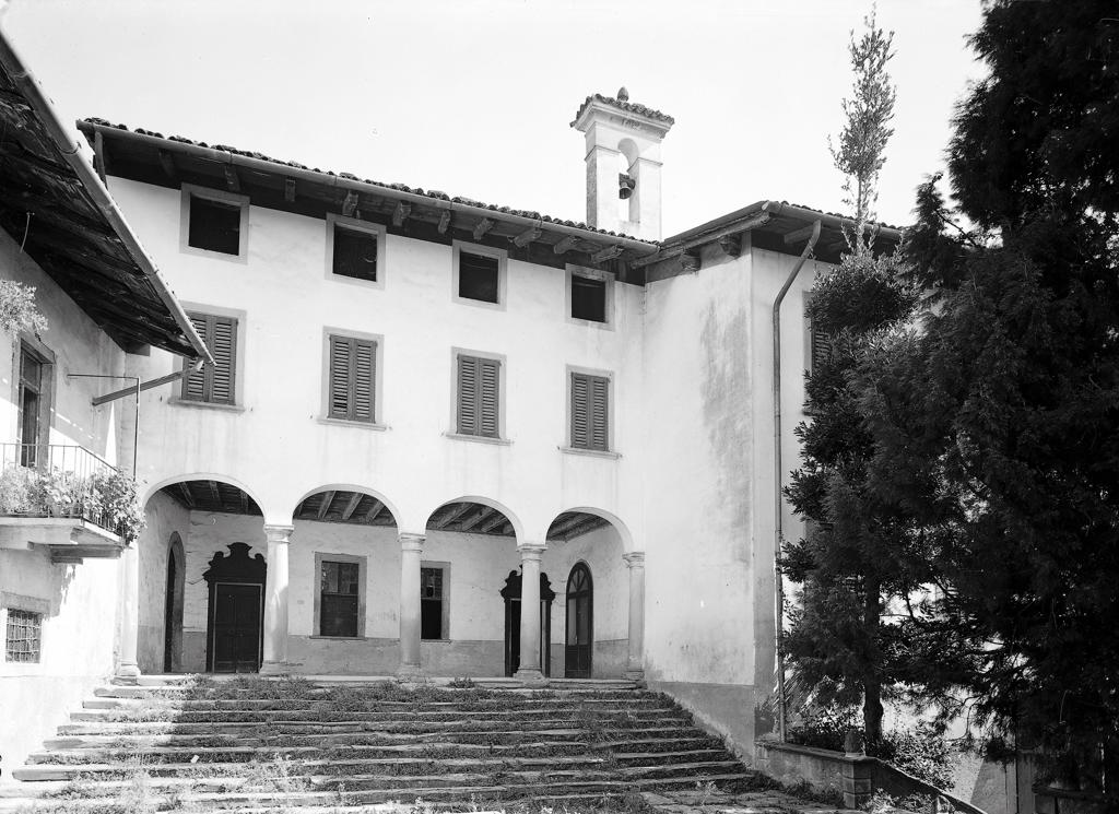 Scalinata d'ingresso · Historify