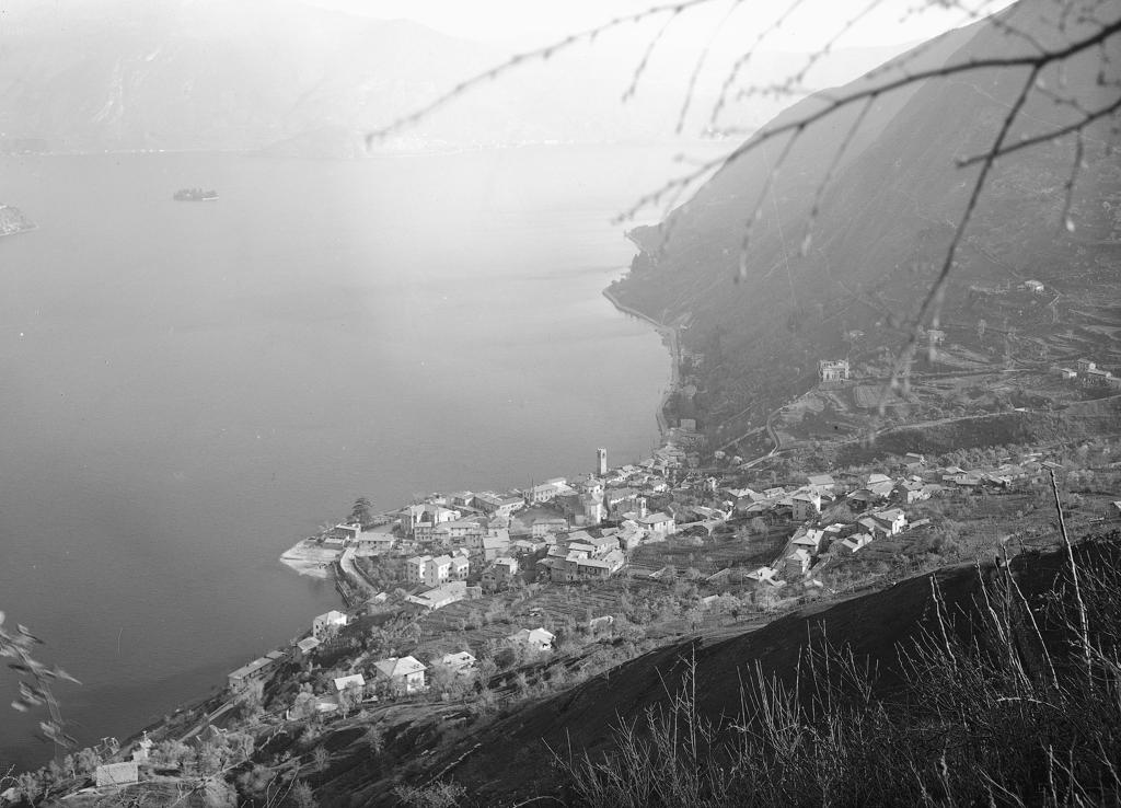 Tavernola dall'alto · Historify