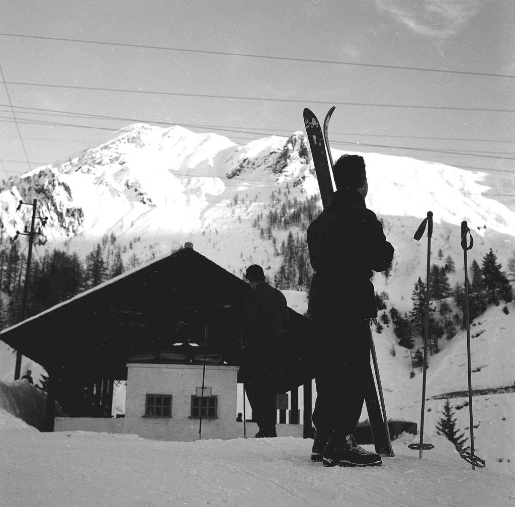 Sciatori Al Rifugio · Historify
