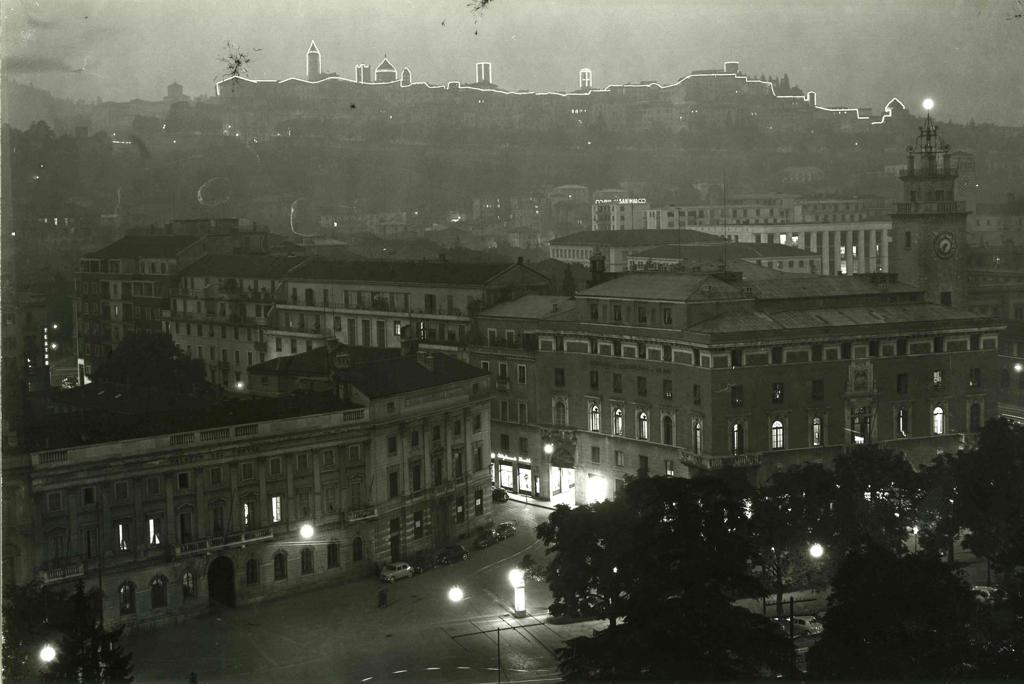 Palazzo Comunale In Notturna · Historify
